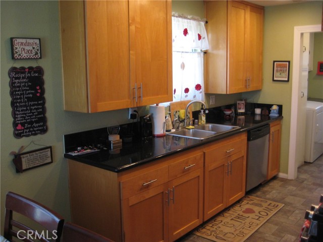 Detail Gallery Image 8 of 27 For 11408 214th, Lakewood,  CA 90715 - 3 Beds | 1/1 Baths