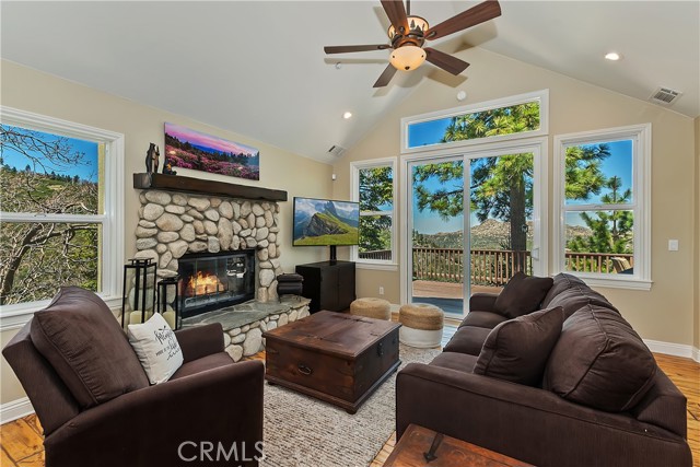 1119 Brentwood Drive, Lake Arrowhead CA: https://media.crmls.org/medias/ef699f13-796c-4738-b1e8-d470da96b681.jpg