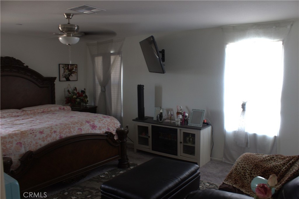 https://media.crmls.org/medias/ef6a8475-652a-4784-ac30-80a5c2f48501.jpg?preset=X-Large