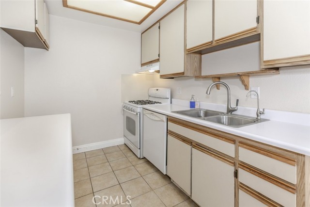 620 N 6th Street, Burbank CA: https://media.crmls.org/medias/ef6b026a-008d-40c9-bede-2133dfcc84bf.jpg