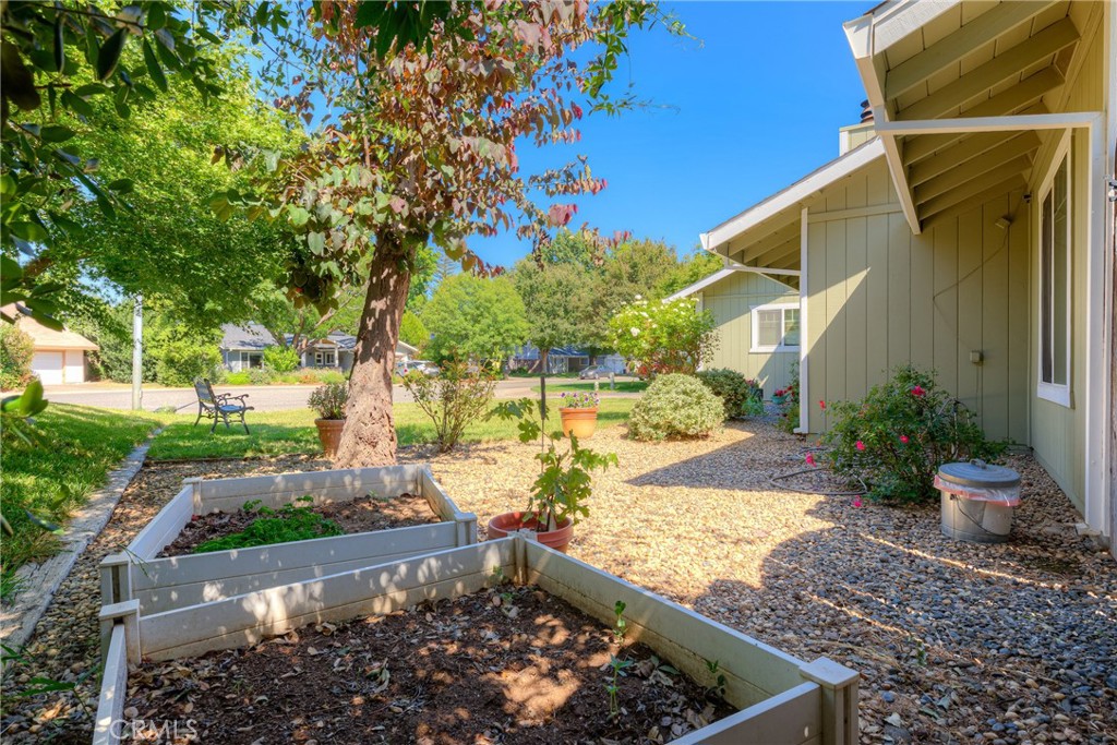 https://media.crmls.org/medias/ef6b4c22-2b63-4501-9b94-32c3a27760a1.jpg?preset=X-Large