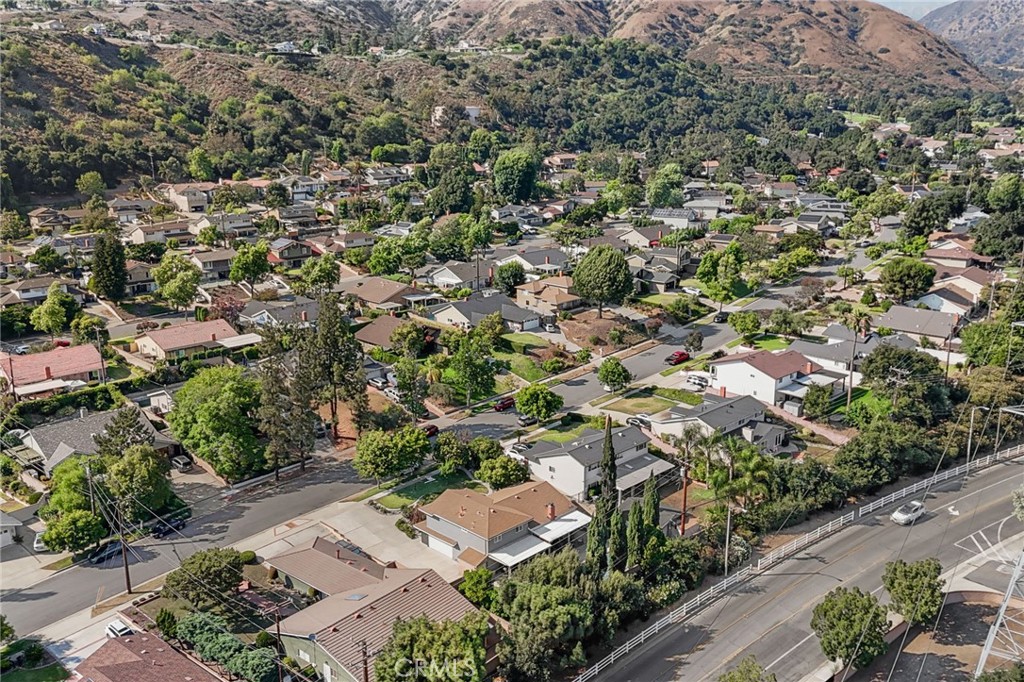 https://media.crmls.org/medias/ef6b5017-d3e1-4329-9bf4-c2d96707c6f1.jpg?preset=X-Large