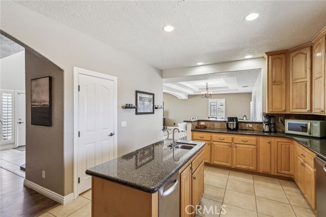 8294 Aster Road, Oak Hills CA: https://media.crmls.org/medias/ef6f2a06-7b4b-4e4e-807c-476fd1d04aca.jpg