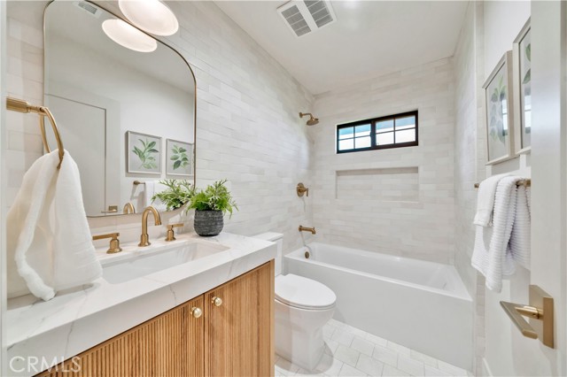 2605 N Poinsettia Avenue, Manhattan Beach CA: https://media.crmls.org/medias/ef6f5cbe-9241-4182-b86e-0fd87d664b06.jpg