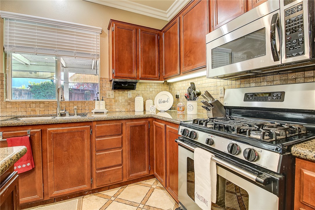 Detail Gallery Image 23 of 61 For 17509 Cedarwood Dr, Riverside,  CA 92503 - 4 Beds | 2/1 Baths