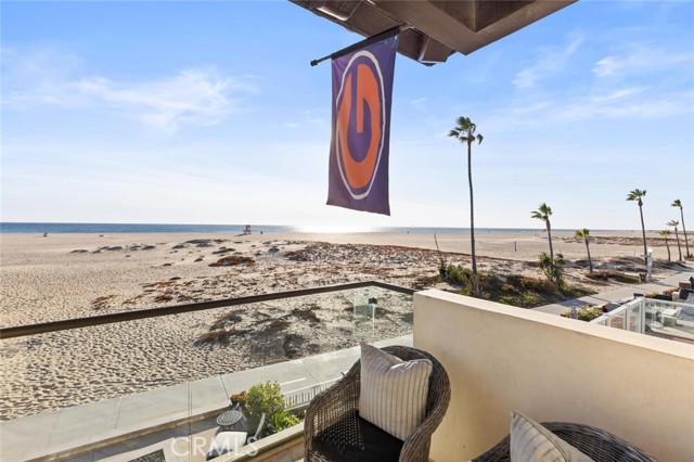 310 E Oceanfront, Newport Beach CA: https://media.crmls.org/medias/ef70f3e5-2d61-4020-8384-ec12c412bcbc.jpg