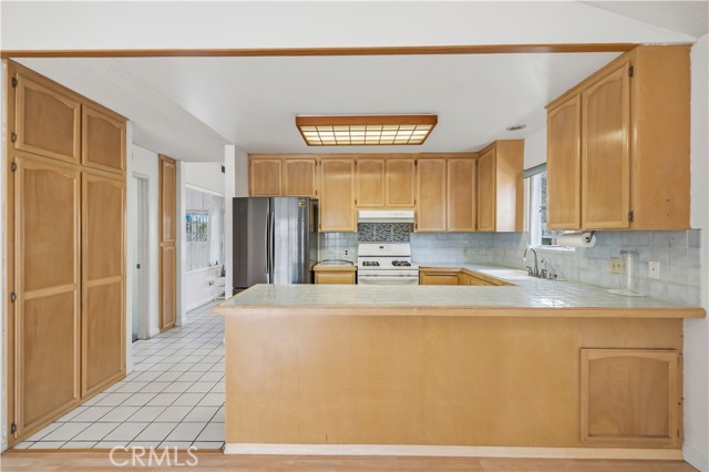 Detail Gallery Image 9 of 28 For 40 W Zane St, Long Beach,  CA 90805 - 4 Beds | 2 Baths