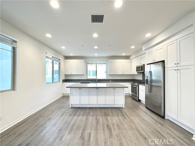 147 Episode, Irvine CA: https://media.crmls.org/medias/ef721996-ef0d-47ea-97a6-6fa4e41aa71b.jpg