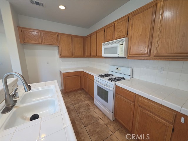 Detail Gallery Image 5 of 25 For 2035 E Harvard Privado, Ontario,  CA 91764 - 3 Beds | 2/1 Baths