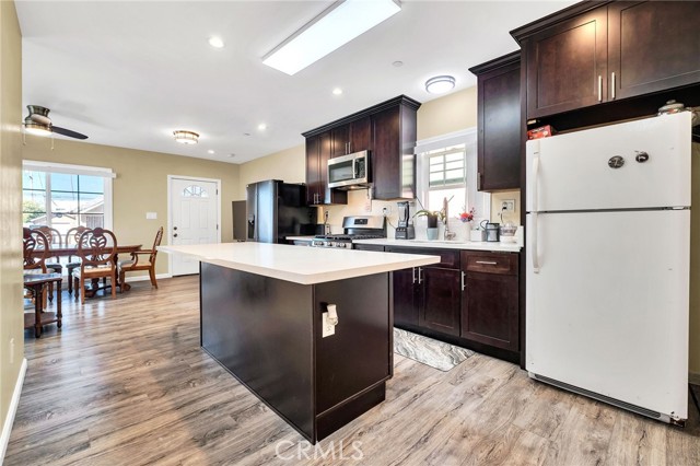 Detail Gallery Image 14 of 73 For 1972 Olive, Long Beach,  CA 90806 - 6 Beds | 4 Baths