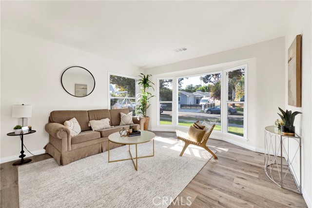 17350 Hamlin Street, Lake Balboa CA: https://media.crmls.org/medias/ef75d520-9e9a-4205-bf8e-baf064949fc5.jpg
