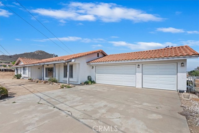 20061 Lounsberry Road, Perris CA: https://media.crmls.org/medias/ef77a338-d96b-469f-87f8-d441a812319b.jpg