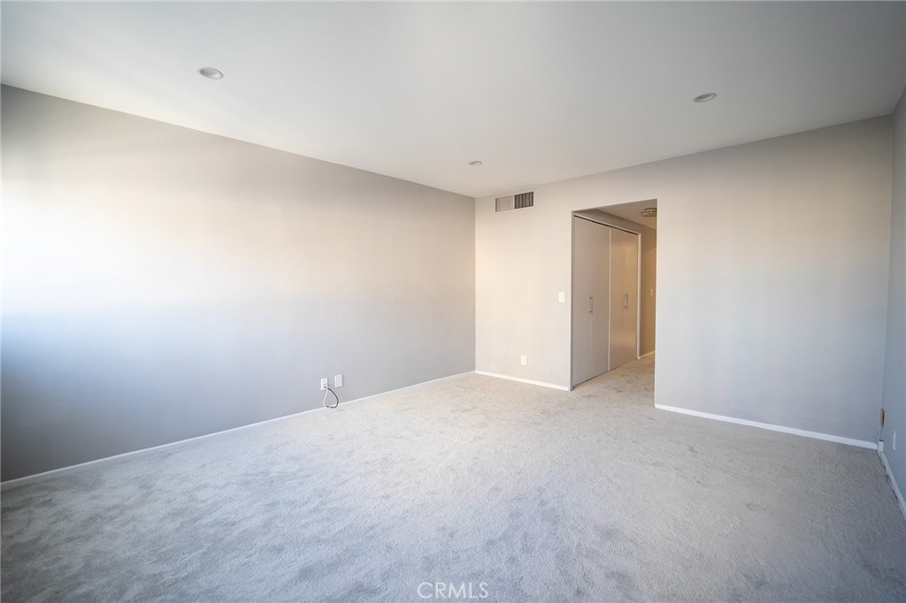 https://media.crmls.org/medias/ef79a11b-6b00-4490-8691-9a6f818273de.jpg?preset=X-Large