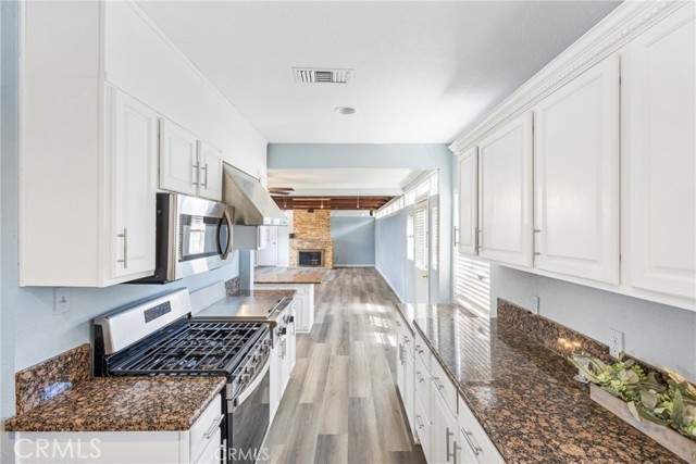 Detail Gallery Image 11 of 28 For 9232 S 7th Ave, Inglewood,  CA 90305 - 4 Beds | 2/1 Baths
