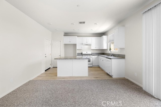 5585 Bella Way, Fontana CA: https://media.crmls.org/medias/ef7cffd4-e0d9-42b2-9629-7671d0a563e3.jpg