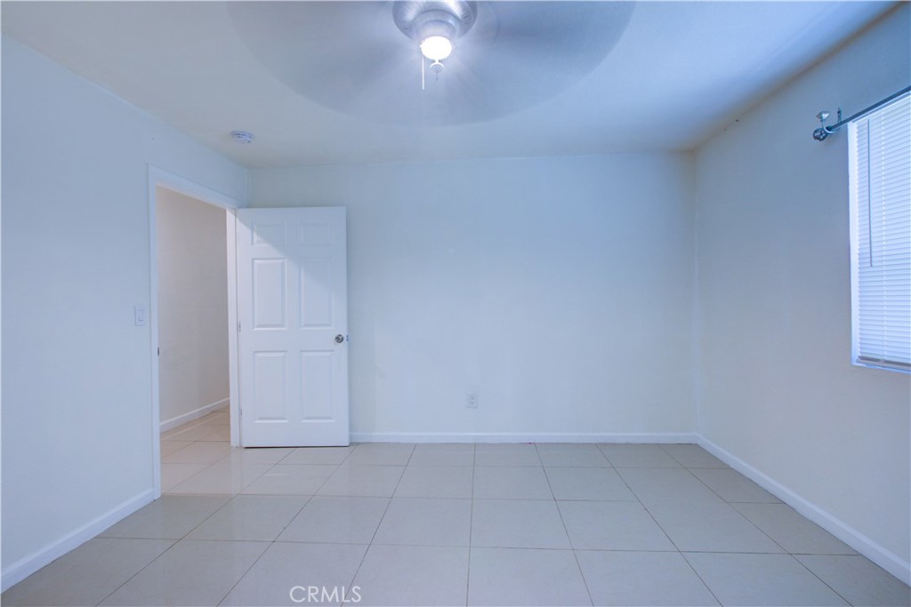 https://media.crmls.org/medias/ef7e4d24-3589-4548-80d1-175f1763eea1.jpg?preset=X-Large
