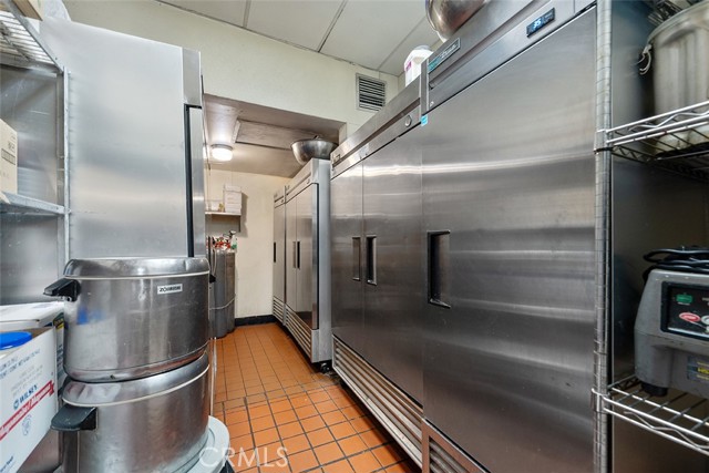320 W Foothill Blvd, Upland CA: https://media.crmls.org/medias/ef8053cb-5796-419d-b8c0-1fd8a28c464c.jpg