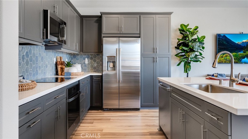 2823 E Bedford Privado