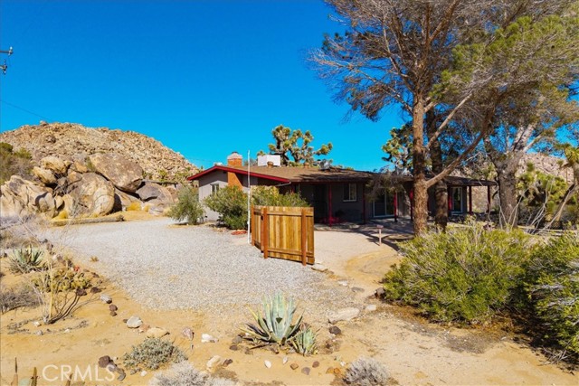 8427 Rock Haven Road, Joshua Tree CA: https://media.crmls.org/medias/ef8480c1-68cf-443b-a91d-b031e82c9c86.jpg