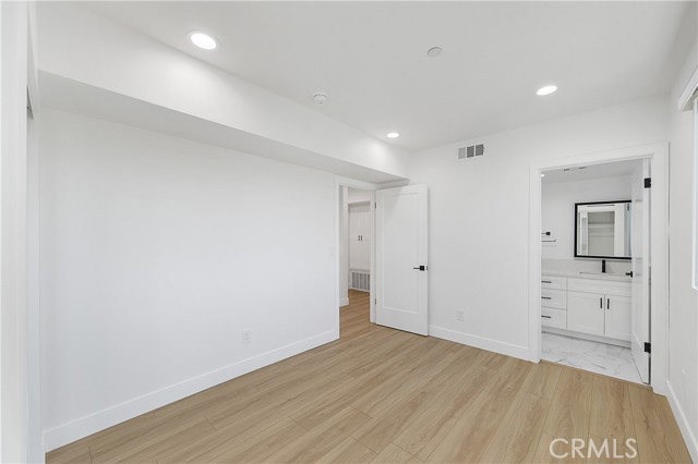 Detail Gallery Image 25 of 33 For 14422 Tiara #1/2,  Van Nuys,  CA 91401 - 5 Beds | 5 Baths