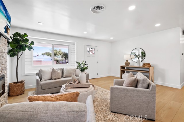 Detail Gallery Image 7 of 33 For 15801 Carrie Ln, Huntington Beach,  CA 92647 - 3 Beds | 2 Baths