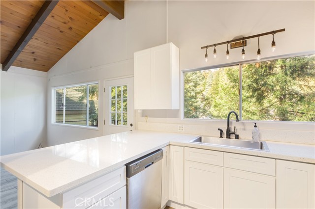 Detail Gallery Image 9 of 26 For 887 Arrowhead Villa Rd, Lake Arrowhead,  CA 92352 - 3 Beds | 2 Baths