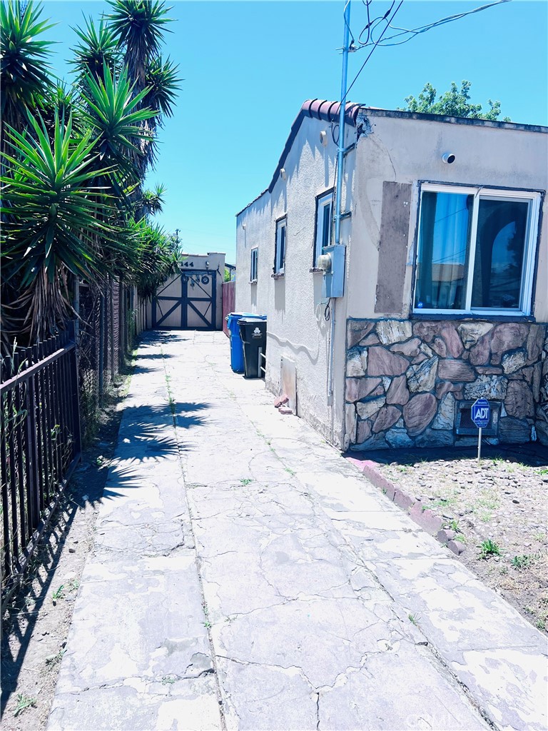 https://media.crmls.org/medias/ef940bcb-aa3b-48ed-8b8c-f21bab73cd0d.jpg?preset=X-Large