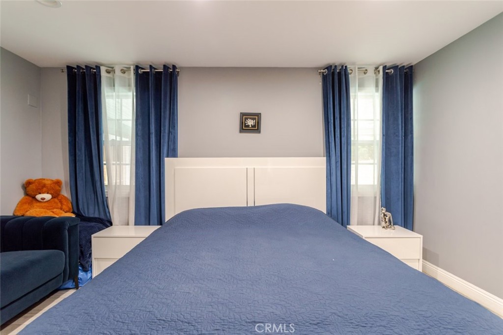 https://media.crmls.org/medias/ef94b9d1-2590-4e46-9e82-ac333a7eefb8.jpg?preset=X-Large