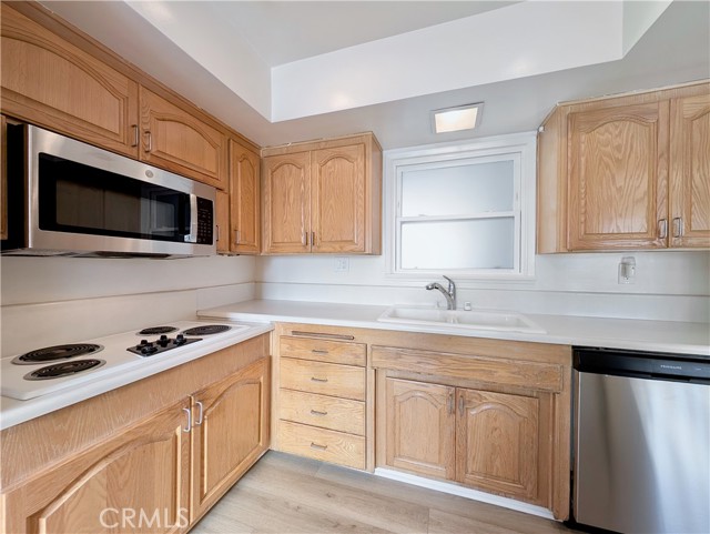 Detail Gallery Image 4 of 26 For 18938 Prairie St, Northridge,  CA 91324 - 4 Beds | 2 Baths