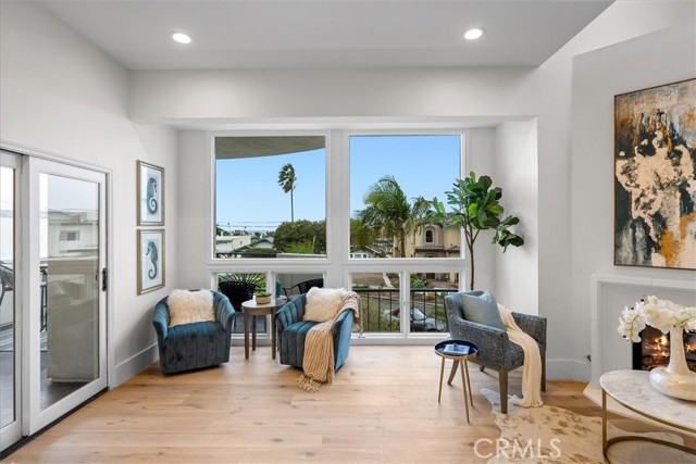 Formal living sitting area.
