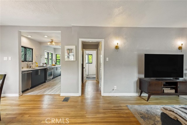 1812 Las Flores Drive, Los Angeles CA: https://media.crmls.org/medias/ef9a6216-2feb-48e7-8679-1a62ce8ad61f.jpg