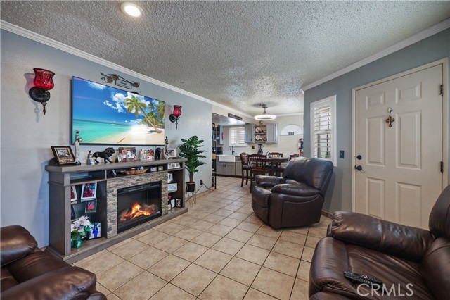 Detail Gallery Image 5 of 23 For 9317 Elm Vista Dr #9,  Downey,  CA 90242 - 3 Beds | 3 Baths