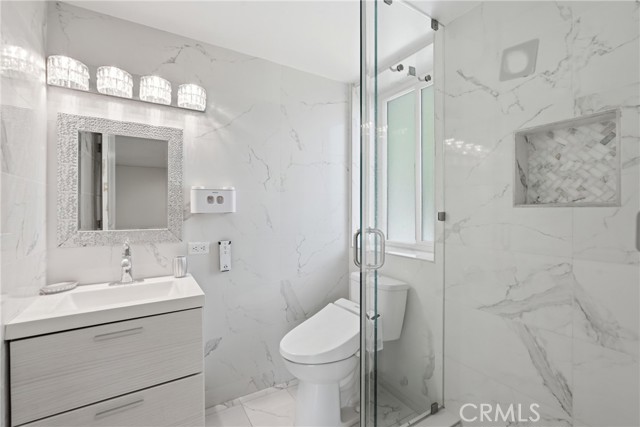 Detail Gallery Image 5 of 44 For 8647 Corbin Ave, Winnetka,  CA 91306 - 5 Beds | 3/1 Baths