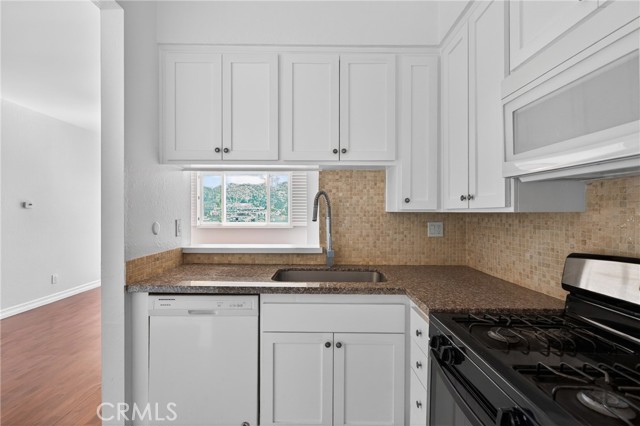 Detail Gallery Image 17 of 36 For 4441 Woodman Ave #304,  Sherman Oaks,  CA 91423 - 1 Beds | 1 Baths