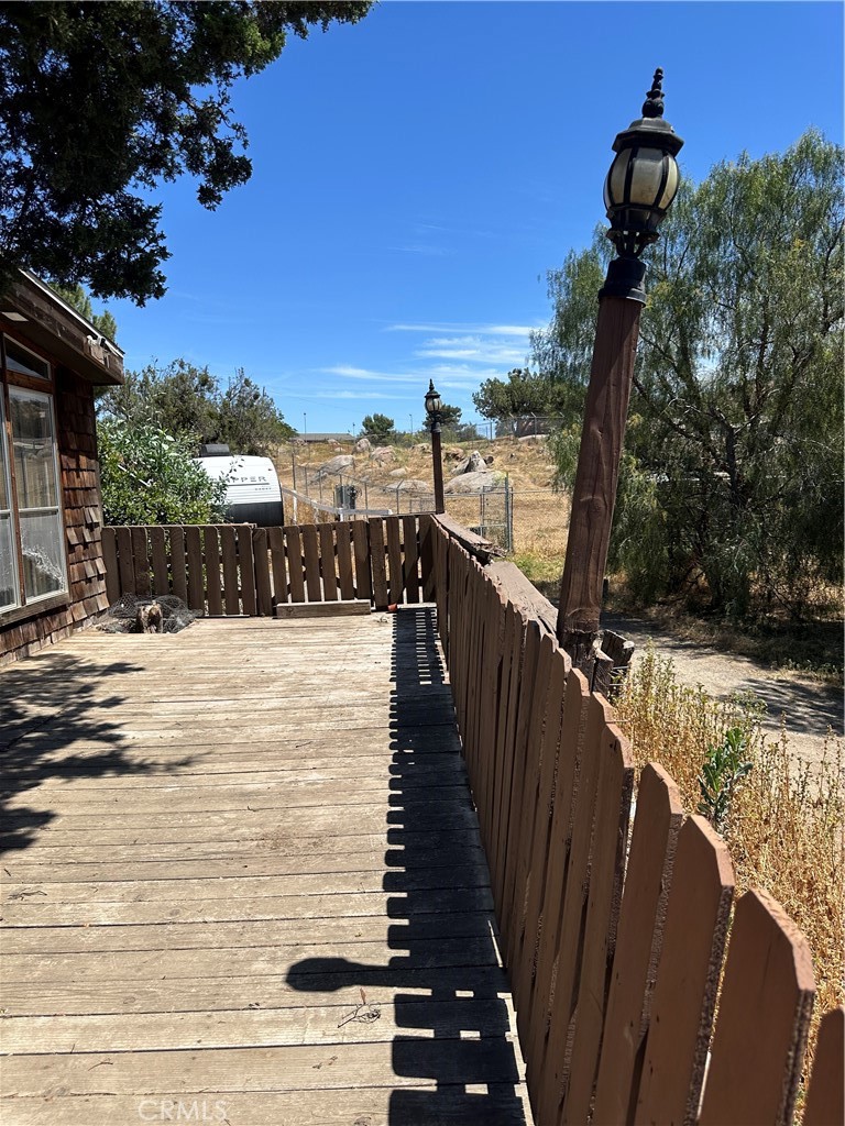 https://media.crmls.org/medias/ef9e5a71-a4d9-4b12-aee1-9cbf1b93a226.jpg?preset=X-Large