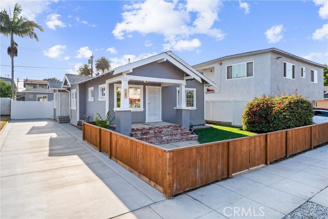 765 Loma Avenue, Long Beach CA: https://media.crmls.org/medias/ef9f0a68-421b-4659-bd8b-913f7fca0000.jpg