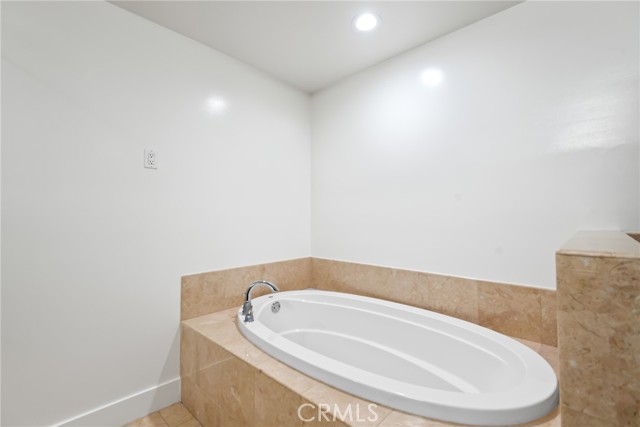 130 N Swall Drive, Beverly Hills CA: https://media.crmls.org/medias/ef9f9250-6380-462e-9244-55107b346d0b.jpg