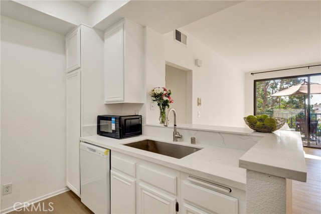 Detail Gallery Image 7 of 25 For 4200 via Arbolada #104,  Los Angeles,  CA 90042 - 1 Beds | 1 Baths
