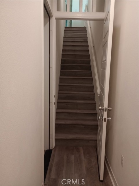 stair way go to 2nd floor