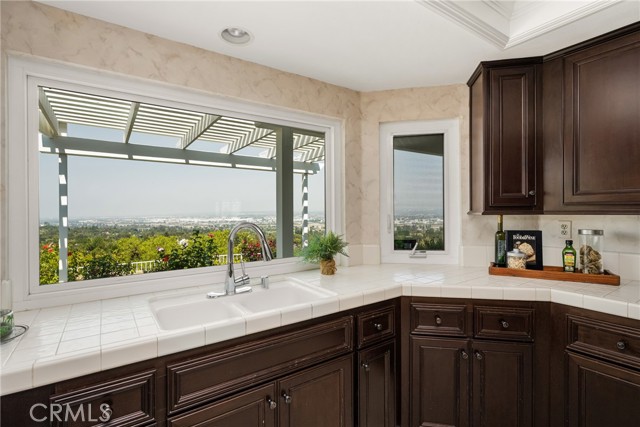 580 S Londerry Ln, Anaheim Hills CA: https://media.crmls.org/medias/efa10785-0d77-4d8f-8292-c9365e5b0d0b.jpg