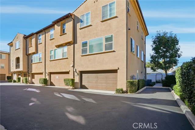 Detail Gallery Image 2 of 34 For 811 N Dalton Ave #105,  Azusa,  CA 91702 - 4 Beds | 3/1 Baths