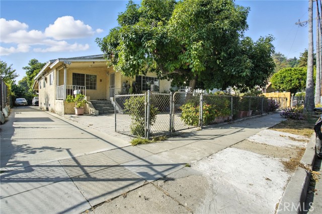 Detail Gallery Image 3 of 39 For 2662 Rich St, Los Angeles,  CA 90039 - 3 Beds | 2 Baths