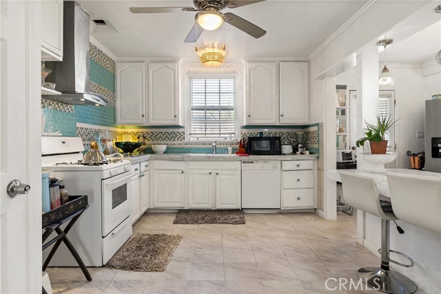 17600 Runnymede Street, Lake Balboa CA: https://media.crmls.org/medias/efa70c48-1f56-4b1f-bccd-77789edf4447.jpg