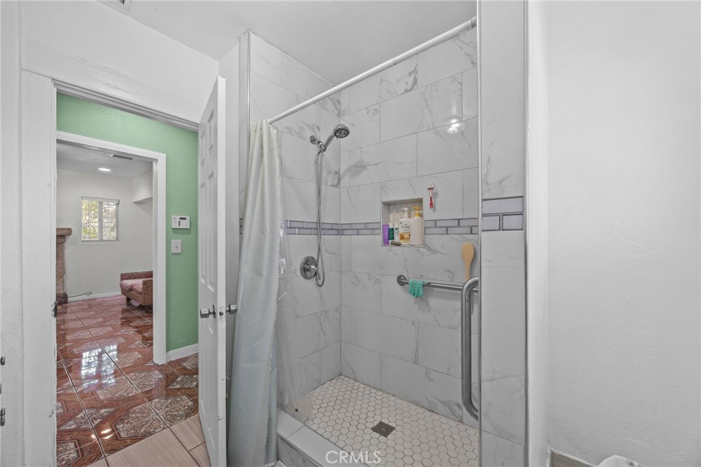 https://media.crmls.org/medias/efaa3d2e-10e7-4ae3-86fa-093962fac109.jpg?preset=X-Large