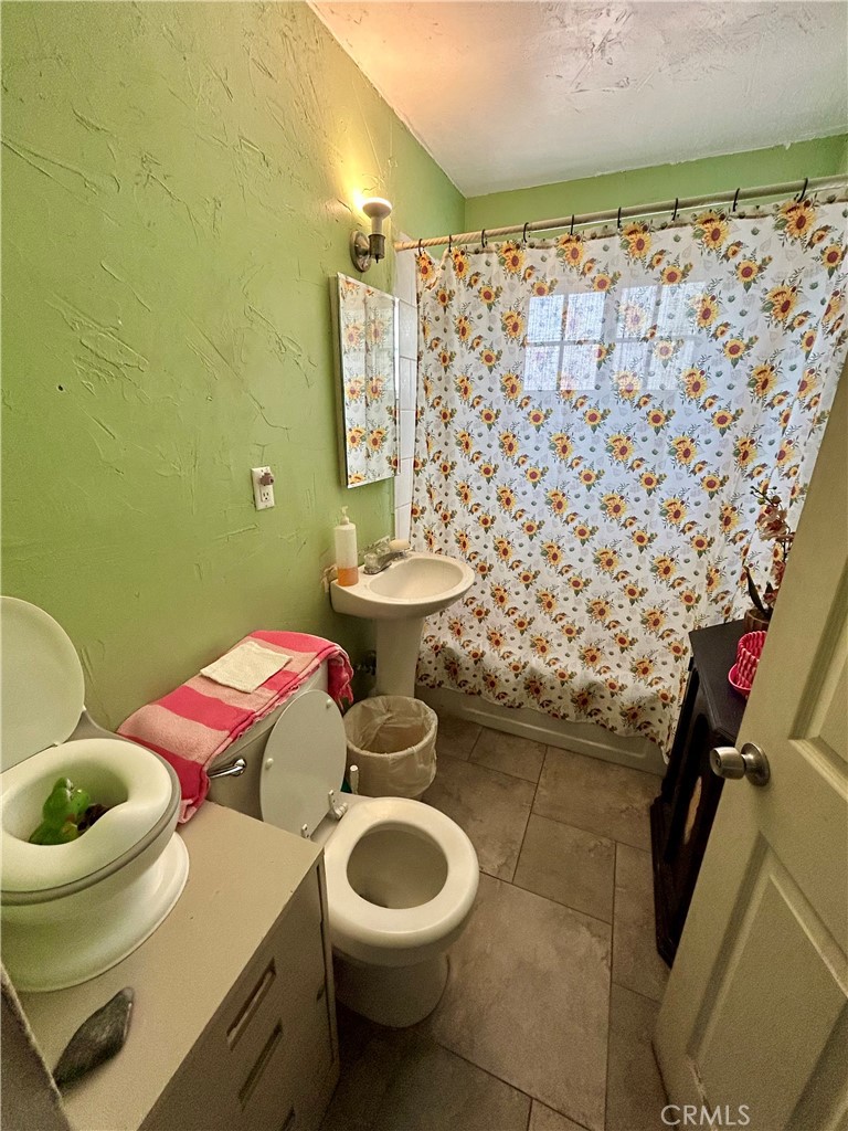 https://media.crmls.org/medias/efabb474-4d2b-422a-a7dd-b21eb3c32197.jpg?preset=X-Large