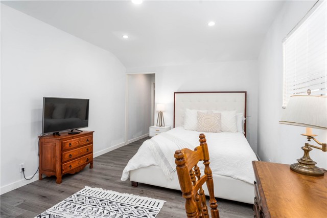 Detail Gallery Image 26 of 60 For 14027 Wyandotte St, Van Nuys,  CA 91405 - 4 Beds | 4 Baths