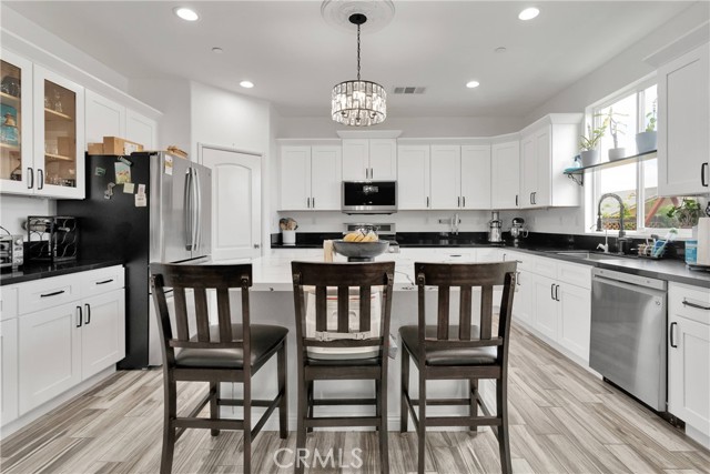 Detail Gallery Image 7 of 49 For 13458 Snowdrop Ct, Victorville,  CA 92394 - 5 Beds | 3 Baths