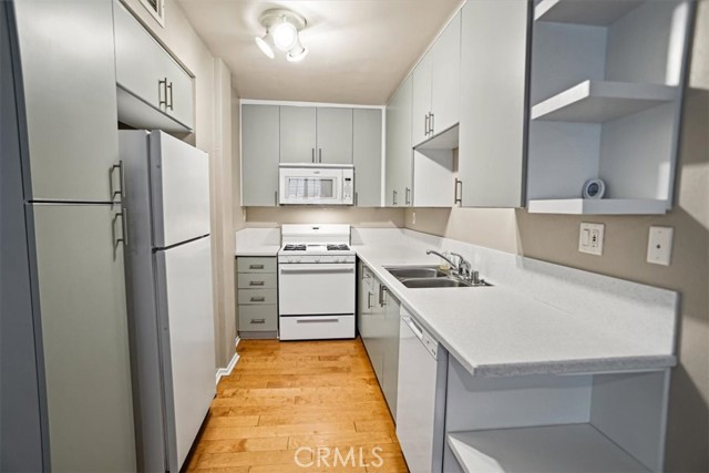Detail Gallery Image 9 of 19 For 4744 Ben Ave #11,  Valley Village,  CA 91607 - 2 Beds | 2/1 Baths