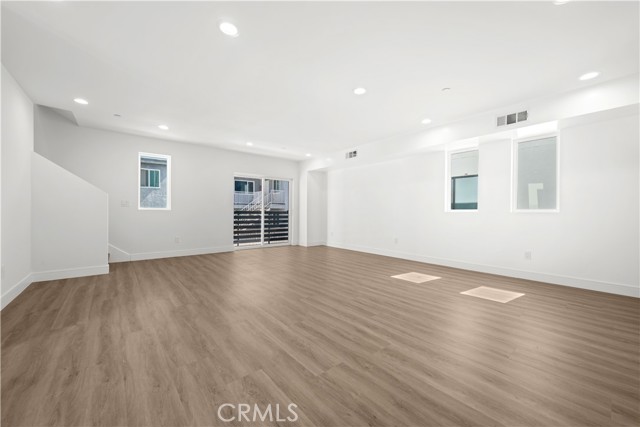 6702 Kester Avenue, Van Nuys CA: https://media.crmls.org/medias/efaf142e-b35d-4e51-ae53-ef9ee64d665a.jpg