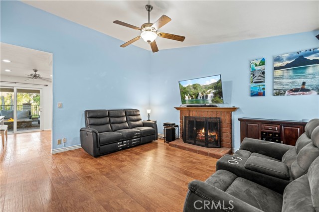 21742 Grovepark Drive, Saugus CA: https://media.crmls.org/medias/efb0552b-28bb-4728-851d-3d2a29197fec.jpg